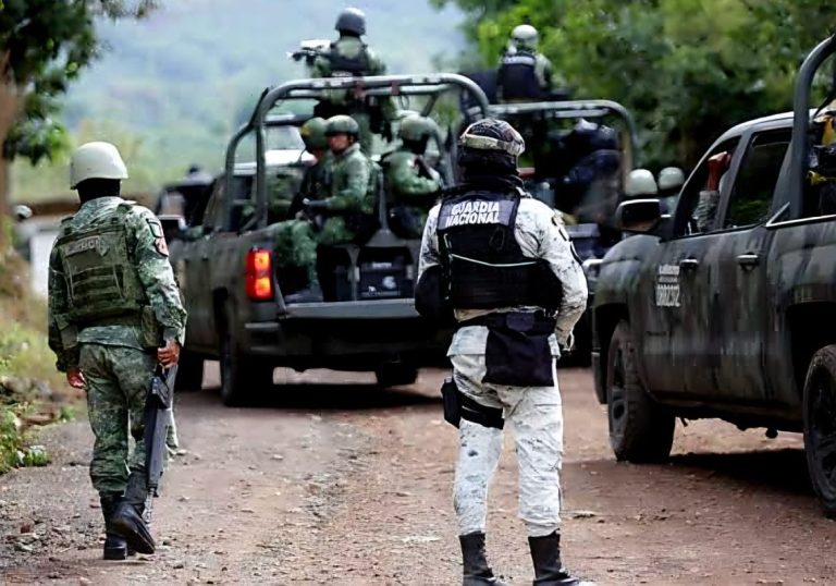 Tres criminales abatidos en enfrentamiento y dos uniformados heridos tras estallido de explosivo improvisado en Tepalcatepec