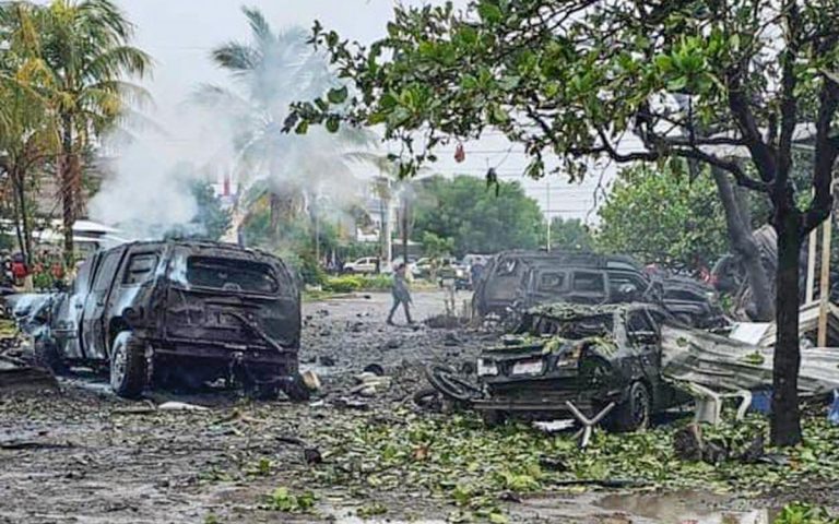 Sin reclamar ni identificar, cuerpos de dos hombres del coche bomba que explotó en Coahuayana