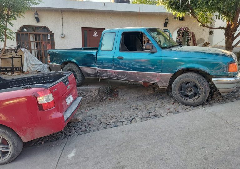 Camioneta sin frenos provoca choque múltiple y deja a familia herida
