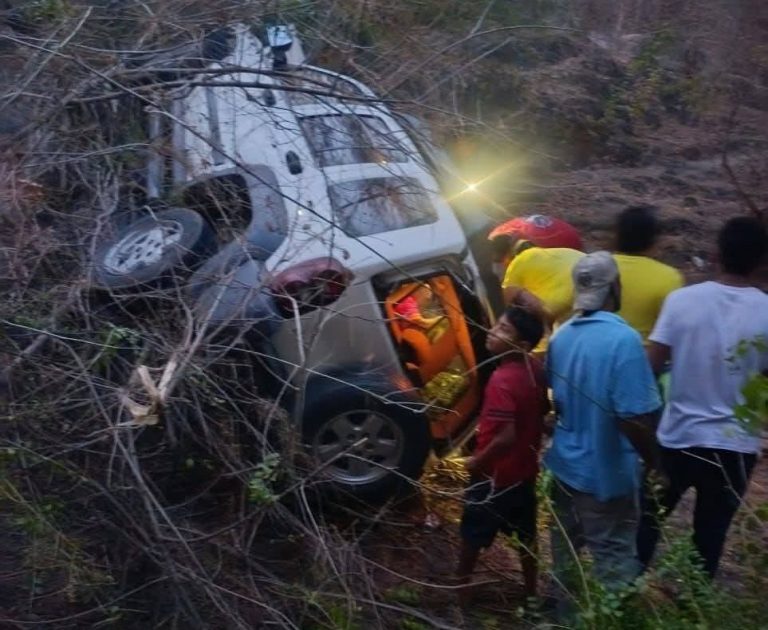 Camioneta cae a barranco tras choque contra moto en Huetamo; hay cuatro heridos