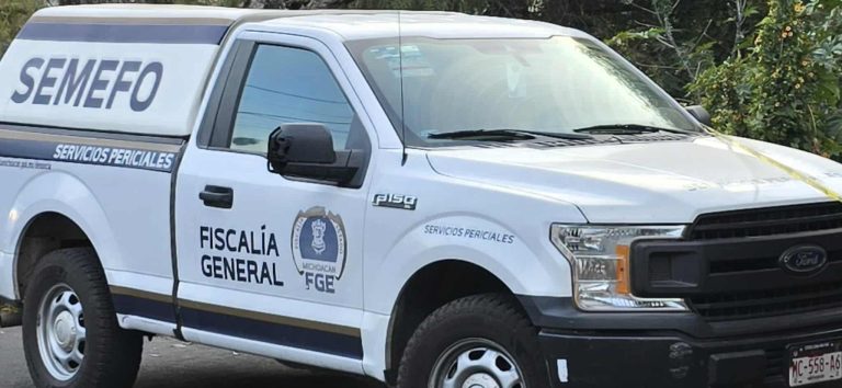 Se desbarranca camioneta en la carretera Villa Madero-Carácuaro; mueren madre e hijo