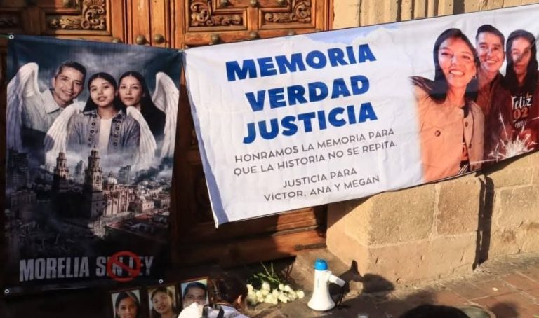 Con veladoras y exigencia de justicia, homenajean a familia de intérpretes de lengua de señas asesinada