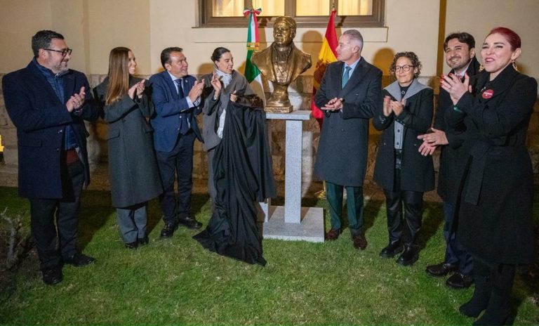 Develan busto de Morelos en la Embajada de México en España