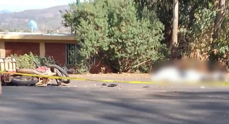 Motociclista muere tras choque contra camioneta en la carretera Tiripetío-Acuitzio del Canje