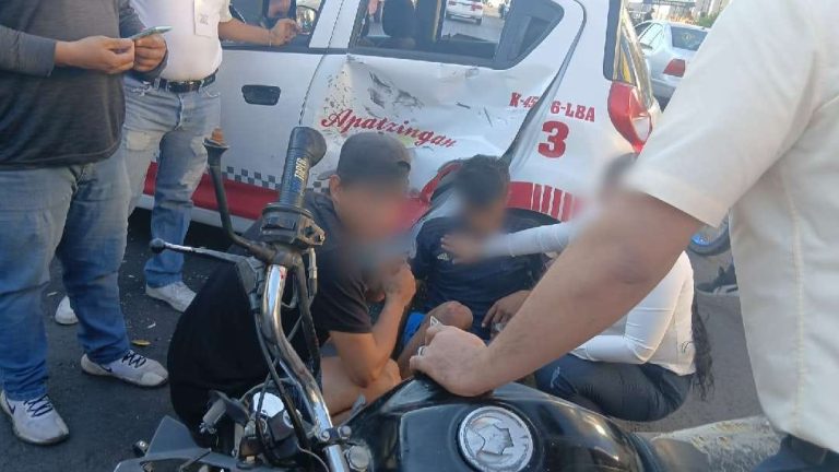 Motociclista resulta herido al cocar contra taxi, en Apatzingán