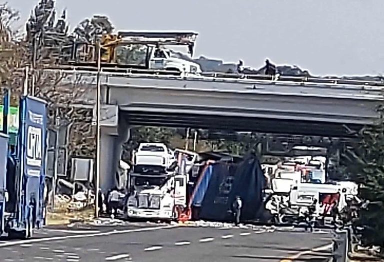 Tráiler se impacta contra tractocamión nodriza en la autopista México-Guadalajara