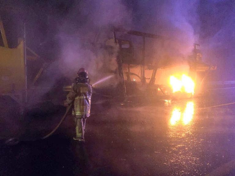 Incendio de camión nodriza en la autopista Siglo XXI; las llamas consumieron vehículos nuevos