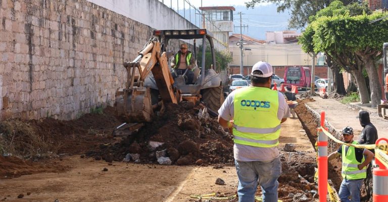 Supervisa obra de sustitución de red sanitaria en la colonia Las Américas