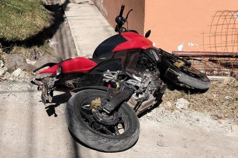 Persecución policial deja tres detenidos y una motocicleta asegurada, en Zamora