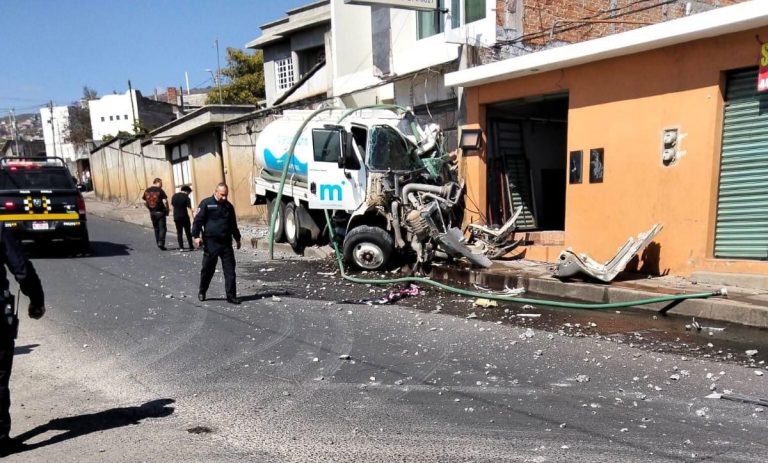 Se accidenta pipa de agua del municipio al poniente de Morelia