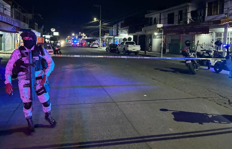 Delincuentes ejecutan a dos hombres en pizzería, en Uruapan