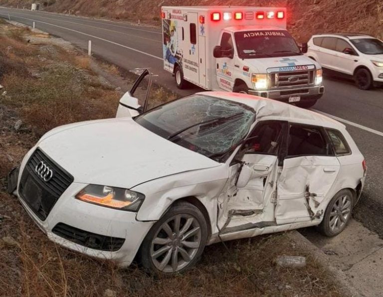 Vehículo sale de la autopista Siglo XXI; no hubo personas lesionadas