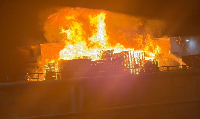 Se registra incendio en otro negocio de tarimas, cerca del distribuidor vial de salida a Quiroga