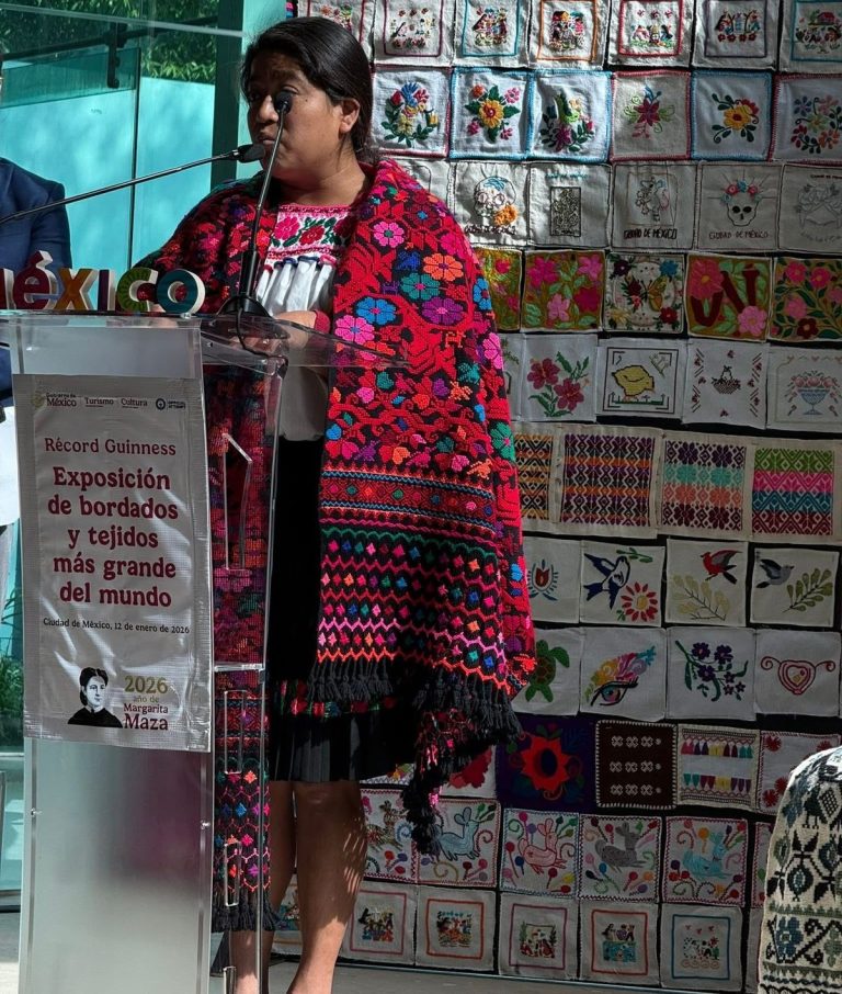 Conquista México récord Guinness con bordados michoacanos y de todo el país