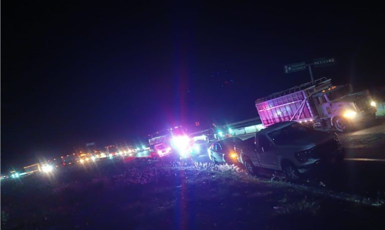 Tractocamión que transporta estructura de un puente queda atorado en el entronque México-Guadalajara/Morelia-Salamanca