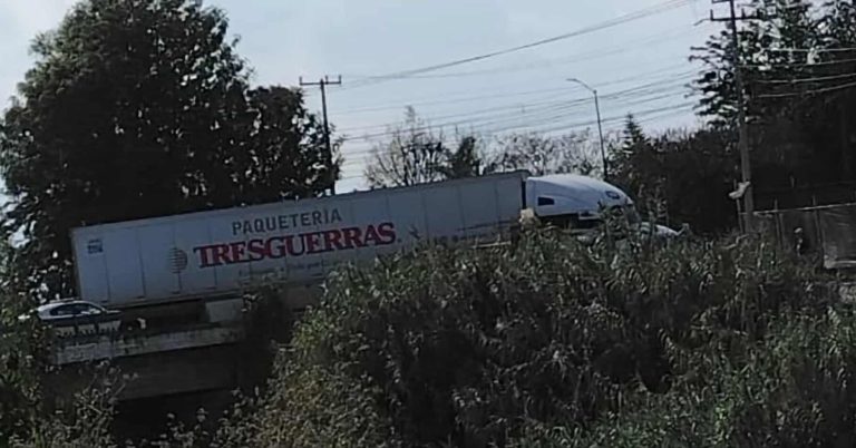 Tráiler de paquetería y camión ladrillero chocan en el periférico de Morelia