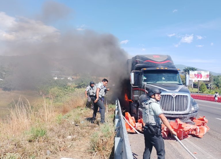 Controlan conato de incendio de tráiler sobre la autopista Siglo XXI
