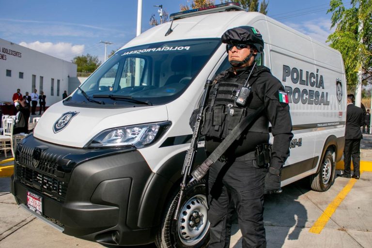 Refuerzan seguridad penitenciaria con entrega de unidades de traslado a penales
