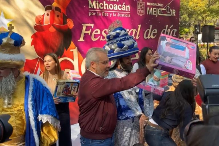 Gobernador regala juguetes a niños en Día de Reyes