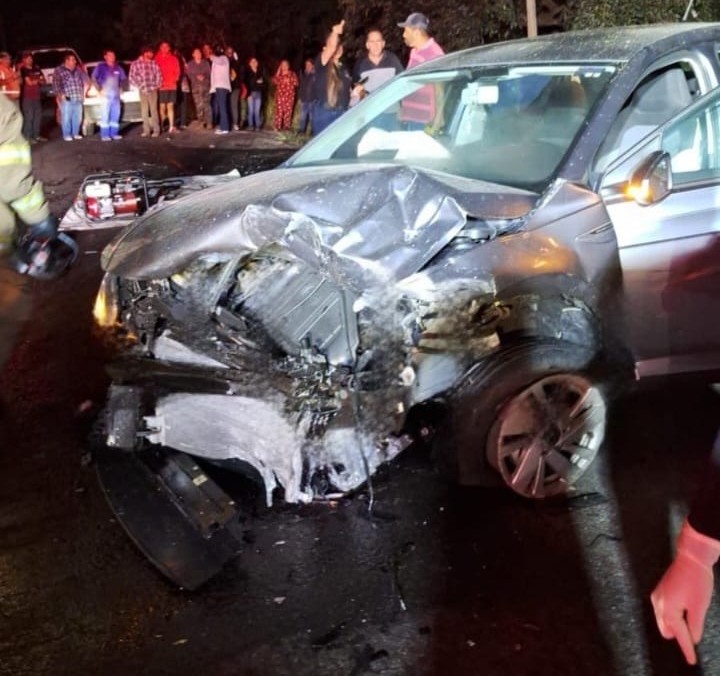 Fuerte choque deja tres lesionados, sobre la carretera libre Uruapan-Lombardía
