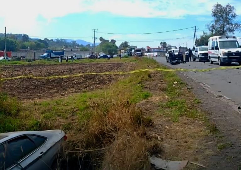 Mueren dos jóvenes tras choque entre moto y auto en Indaparapeo
