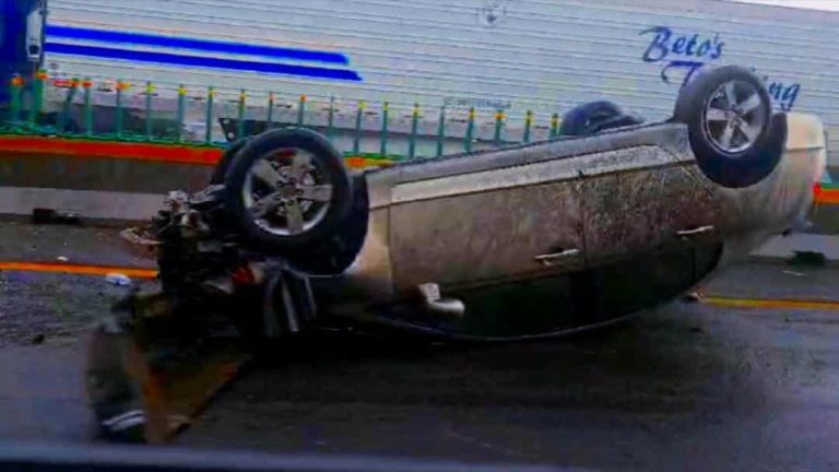 Automovilista resulta herido tras volcadura en la autopista Siglo XXI