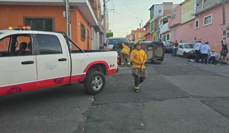 Vuelca auto en la colonia Molino de Parras, de Morelia; hay un herido