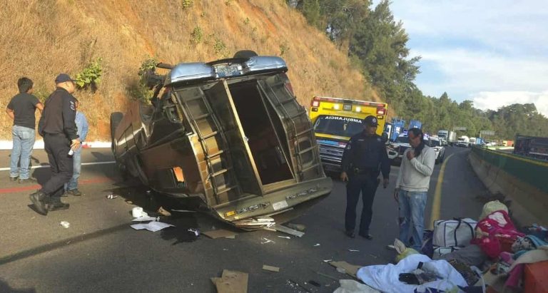Camioneta vuelca en la autopista Siglo XXI; hay un herido