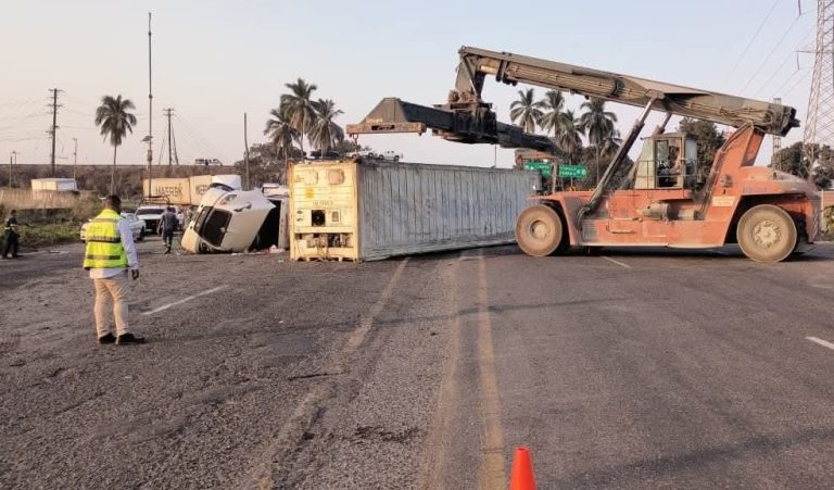 Aparatosa volcadura de trailer en la Autopista Siglo XXI