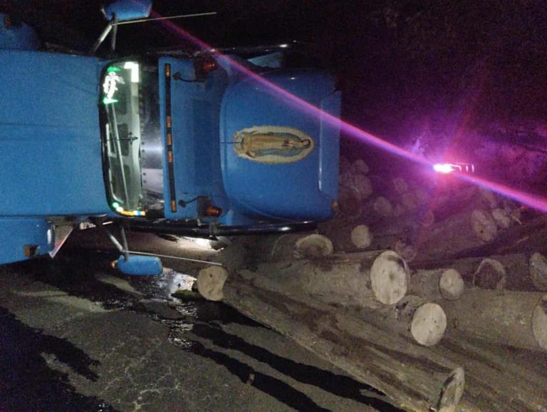Vuelca trailer maderero en la carretera Zitácuaro-Morelia
