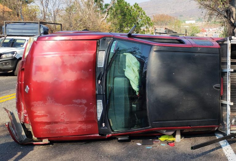 Adolescentes vuelcan en el Libramiento Sur de Zamora
