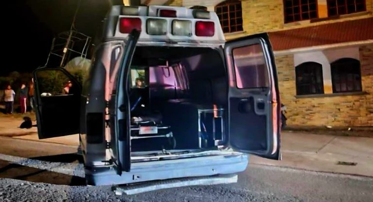 Joven motociclista queda herida tras derrape en la carretera Zitácuaro-Ocampo