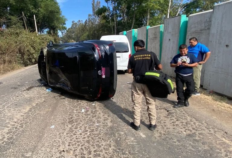 Choque entre automóvil y camioneta moviliza a cuerpos de emergencia en la carretera Zitácuaro-Morelia
