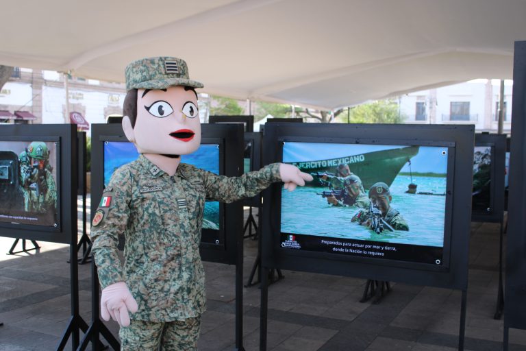 Realizan exposición militar en la Plaza Melchor Ocampo 