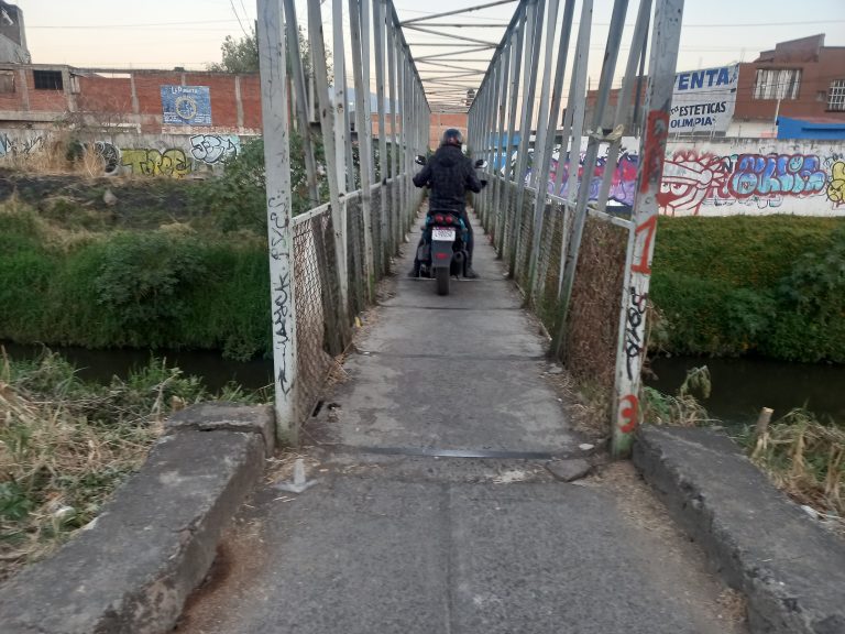 Pese a estar prohibido, continúan motociclistas haciendo uso de puentes peatonales 