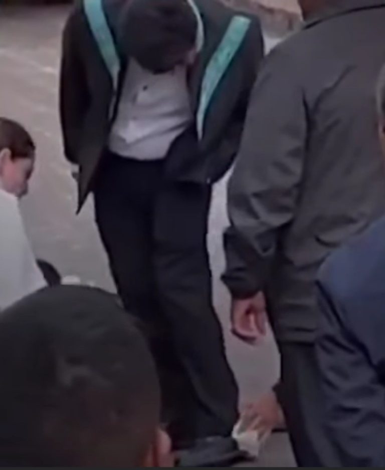 Captan a asitentes del presidente de la Corte, Hugo Aguilar limpiándole los zapatos