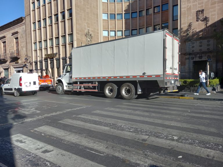 Identifica ayuntamiento a empresas que violan horarios de descarga en el centro histórico