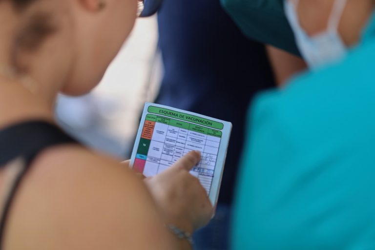 Llaman a la población que acude a jornadas de vacunación presentar Cartilla Nacional de Salud