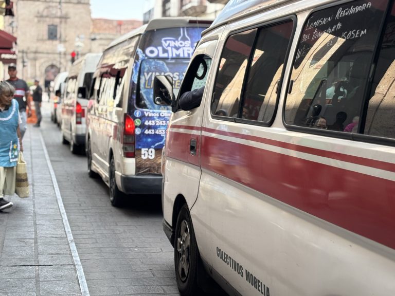 Ven camioneros competencia desleal de combis en ruta a Altozano