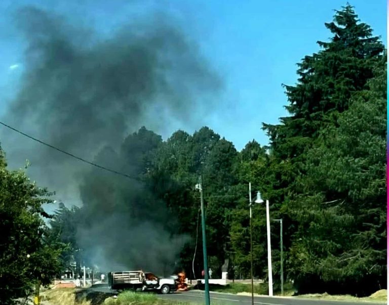 Enfrentamiento entre policías y delincuentes deja tres oficiales heridos y vehículos quemados, en Salvador Escalante