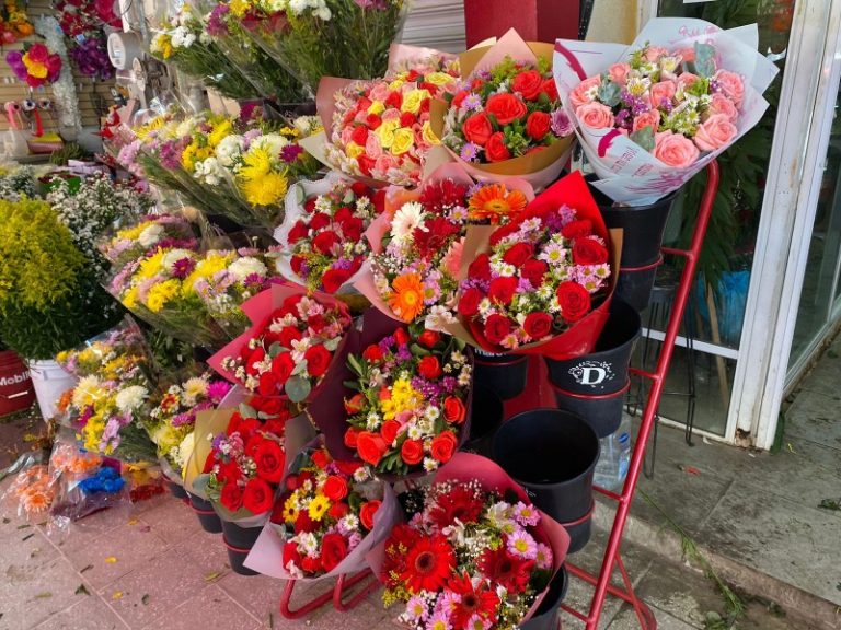 Autorizan a 20 florerías extender la venta de sus productos afuera de sus locales