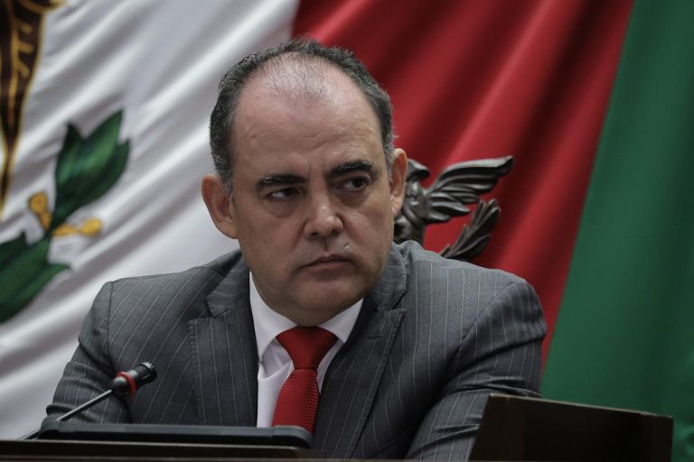 Se enfrentan diputados por venta de 34 inmuebles estatales; toman tribuna en plena sesión