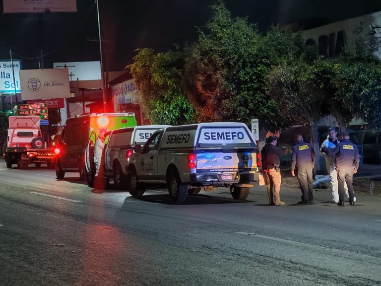 Motocicleta derrapa en la avenida Morelos Norte de Morelia; hay un muerto y un herido 