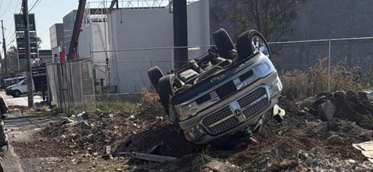 Se registra volcadura de camioneta en la avenida Madero Poniente de Morelia