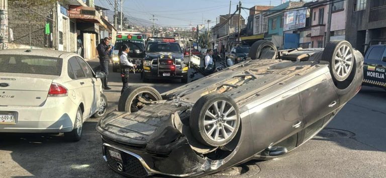 Vuelca auto en la avenida San Juanito Itzícuaro, al poniente de Morelia 