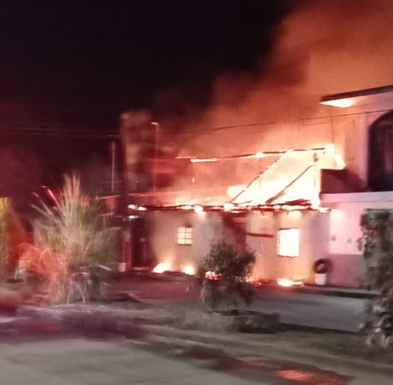 Voraz incendio arrasa con vivienda en Caltzotzin