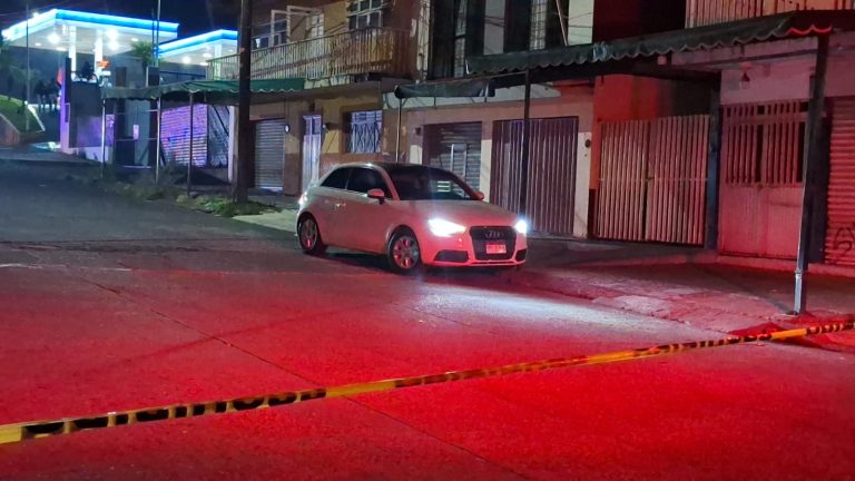 Delincuentes armados acribillan a automovilista en la colonia Ramón Farías, en Uruapan