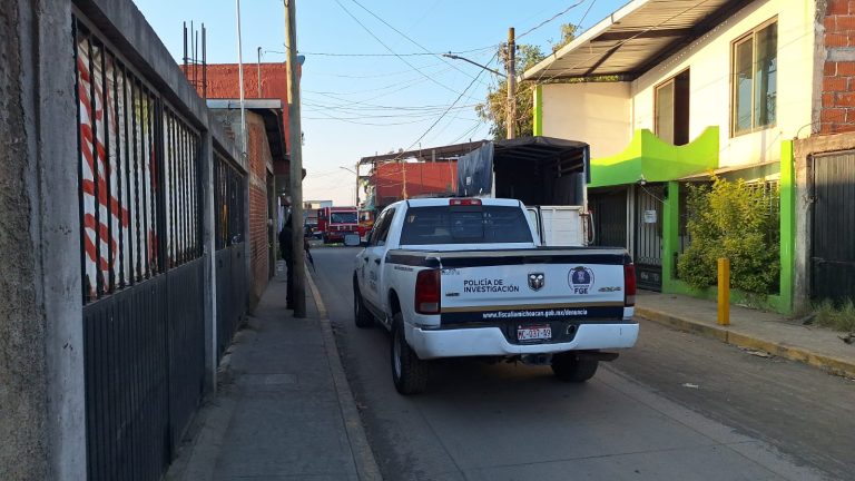Criminales rafaguean domicilio y lo queman con bombas molotov, al oriente de Uruapan 