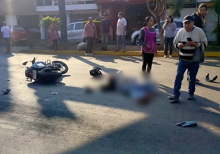 Motociclista muere tras ser embestido por una camioneta, frente a la Central Camionera de Uruapan