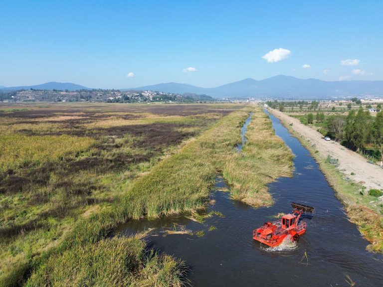 Inicia la rehabilitación del canal de Jarácuaro en el lago de Pátzcuaro